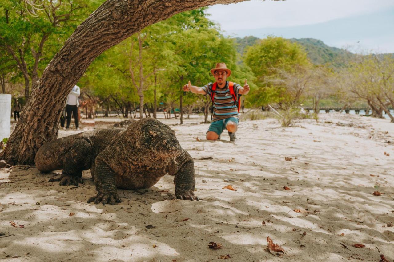 Komodoku One Love Homestay And Tour Labuan Bajo Exterior photo