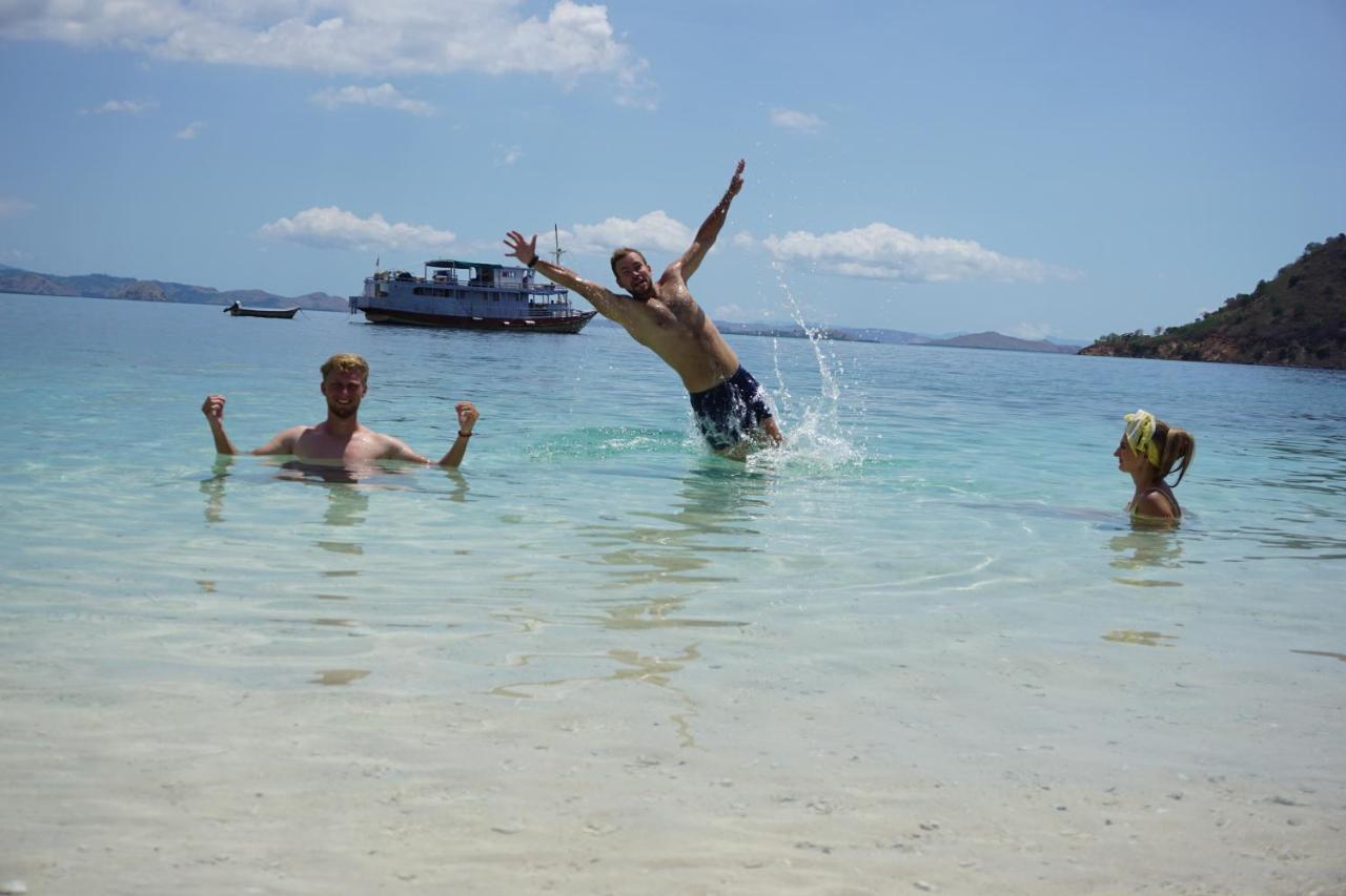 Komodoku One Love Homestay And Tour Labuan Bajo Exterior photo