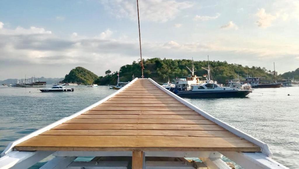 Komodoku One Love Homestay And Tour Labuan Bajo Exterior photo