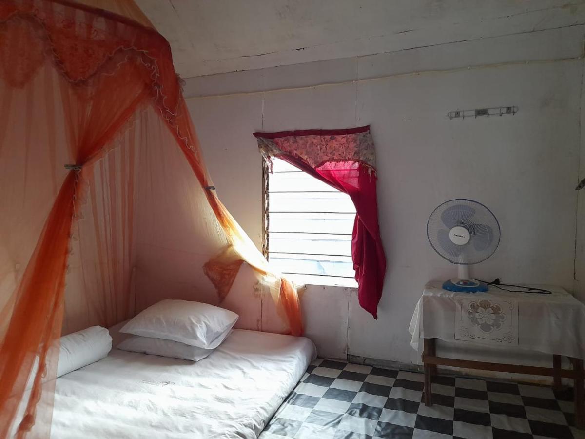 Komodoku One Love Homestay And Tour Labuan Bajo Exterior photo