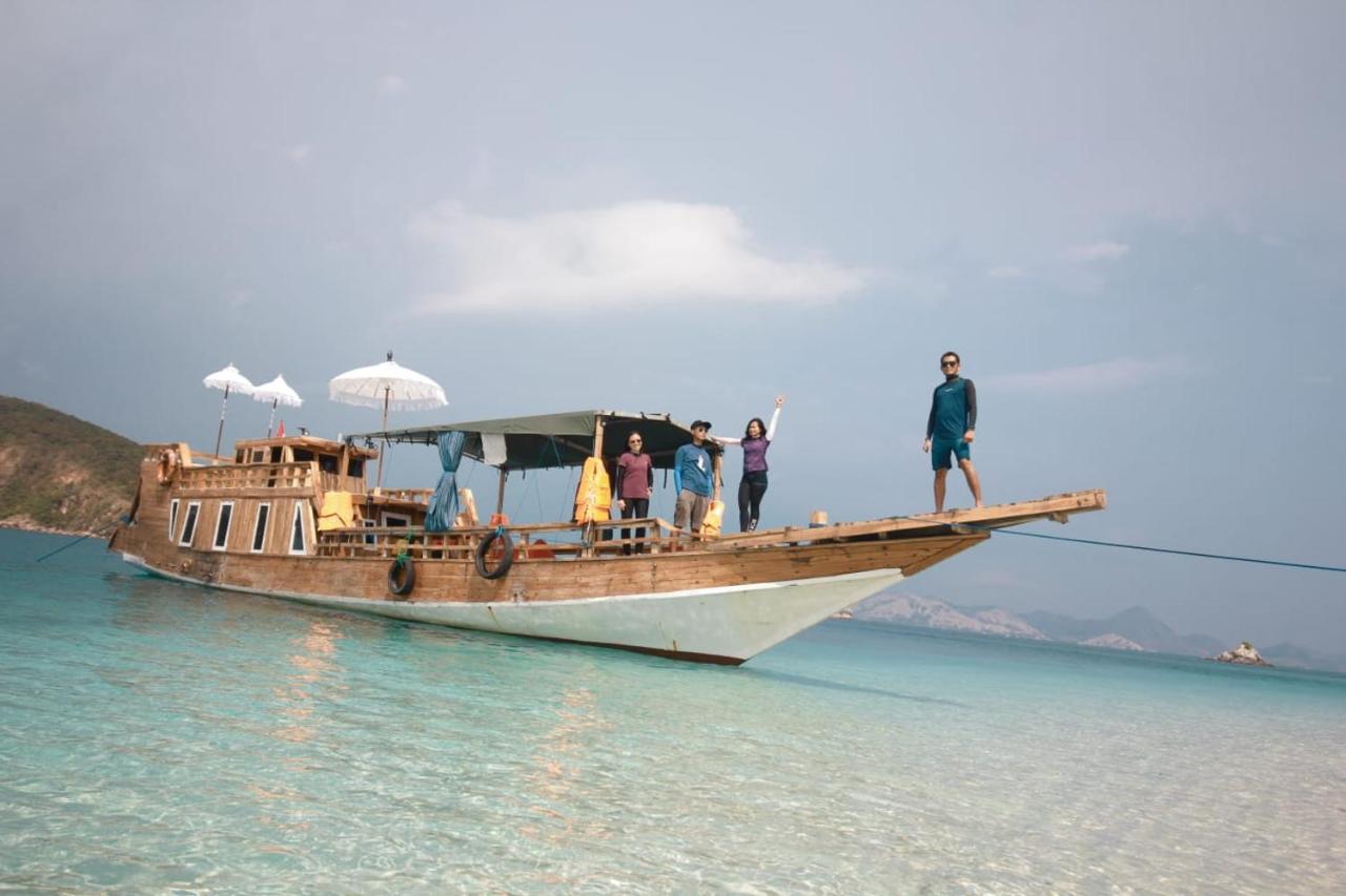 Komodoku One Love Homestay And Tour Labuan Bajo Exterior photo