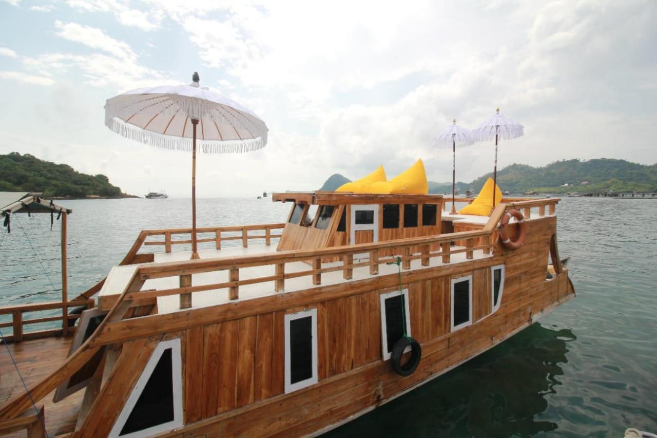 Komodoku One Love Homestay And Tour Labuan Bajo Exterior photo