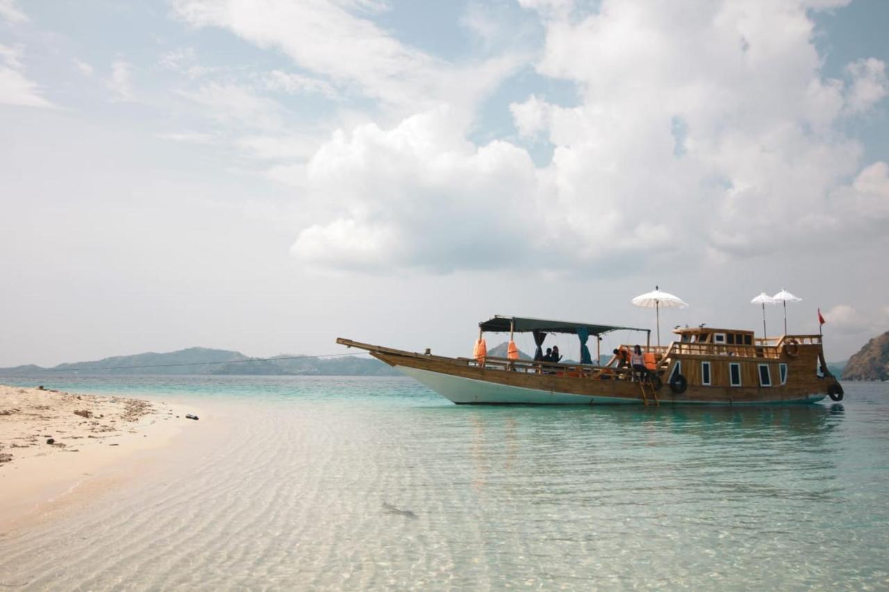 Komodoku One Love Homestay And Tour Labuan Bajo Exterior photo